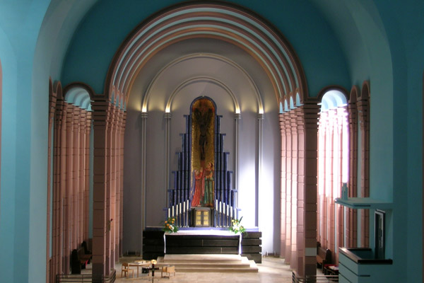 Altarraum, links und rechts fünf Pfeiler