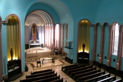 Altarraum und Seitenaltäre